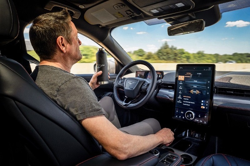Experiencia Ford en conducción con manos libres y un manejo más relajado y seguro
